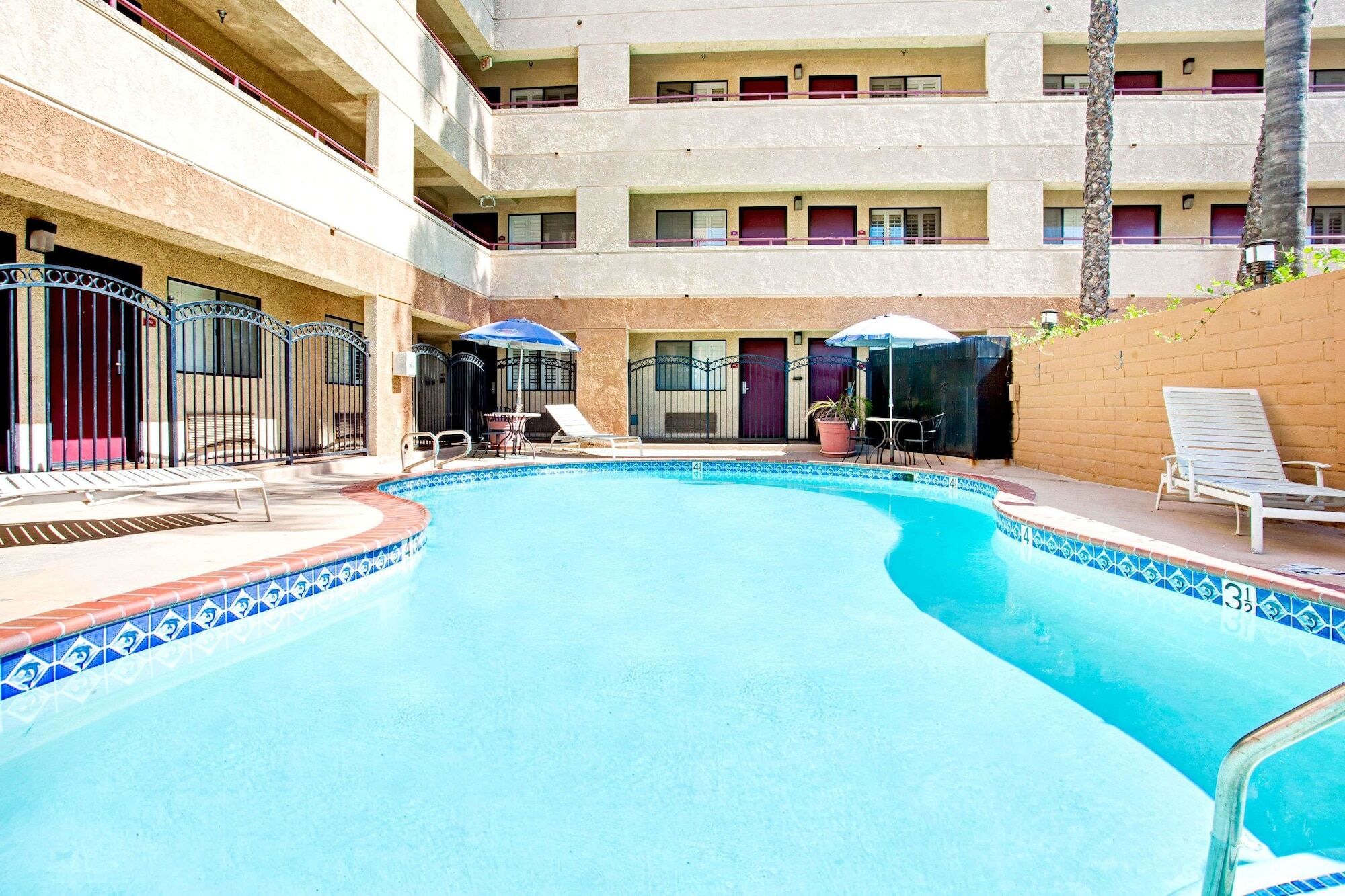 לוס אנג'לס Travelodge By Wyndham Chatsworth מראה חיצוני תמונה